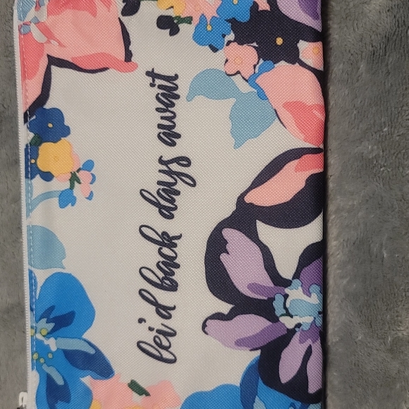 VERA BRADLEY LIGHTEN UP WRISTLET: Marian Floral: "lei'd back days await": NWT - Picture 2 of 5